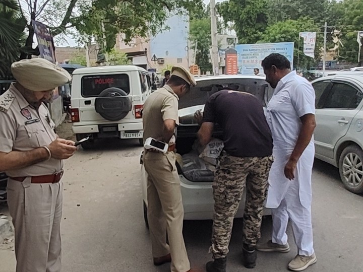 वाहनों की जांच करते पुलिस अधिकारी।