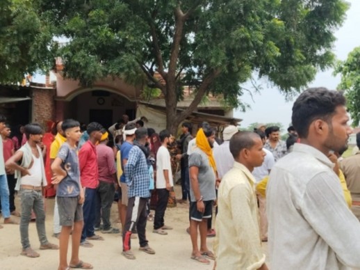 हादसे के बाद आक्रोशित ग्रामीण। - Dainik Bhaskar