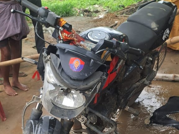 मौके से अपराधियों की बाइक बरामद हुई है।