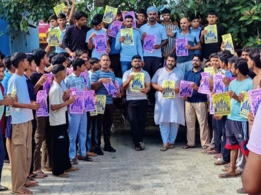 ग्रामीण खेल मैदान की मांग करते हुए। - Dainik Bhaskar