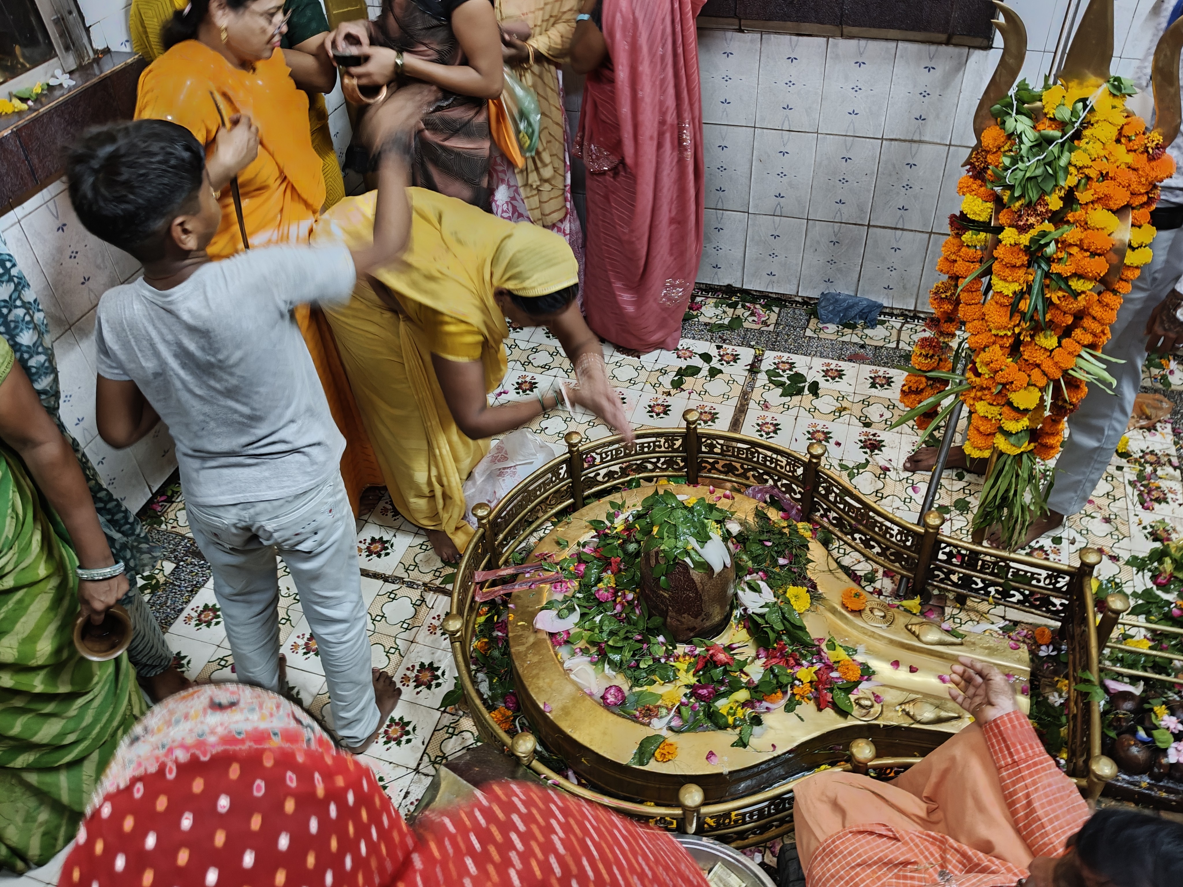 मंदिर के गर्भगृह में पूजन करते श्रद्धालु।