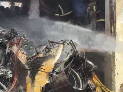 एयरक्राफ्ट में लगी आग को बुझाने के लिए फायरब्रिगेड कर्मचारियों को बेहद मशक्कत करनी पड़ी।