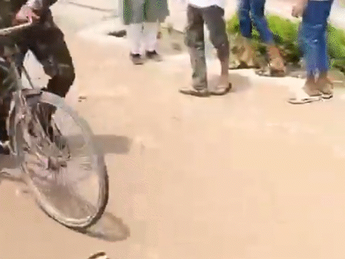हादसे में घायल हुई एक महिला को स्कूल कैंपस से हाथठेले पर अस्पताल ले जाया गया।