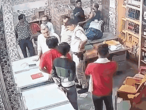 संजीव दुबे, कर्मचारियों से ठेकेदार के बारे में पूछताछ करते हुए।