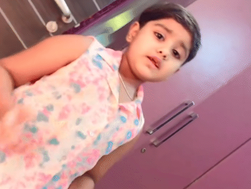 ये जागेश्वरी साहू की बेटी दिव्यांशी साहू है, जो डांसकर रील्स बना रही है। यह भी अपनी मां के साथ जिंदा जल गई।