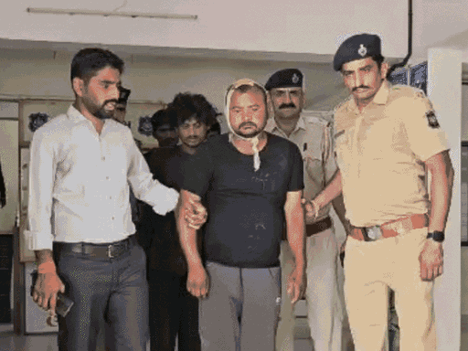 सरगना पवन की अहमदाबाद के लोगों ने पिटाई भी कर दी थी। उसके सिर में चोट आई है।