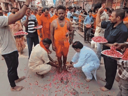 काशी में भक्तों पर फूल बरसाए और पैर भी धुले।