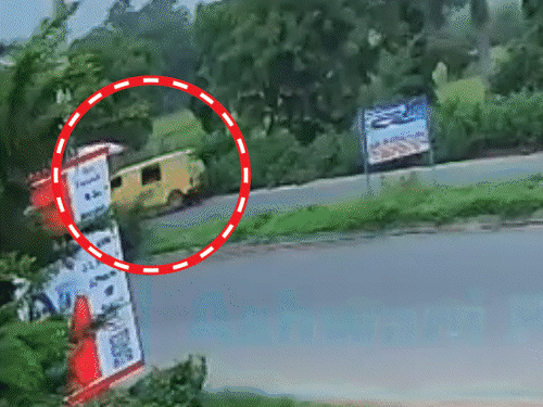 The school van was hit by a dumper in Kannauj. - Dainik Bhaskar