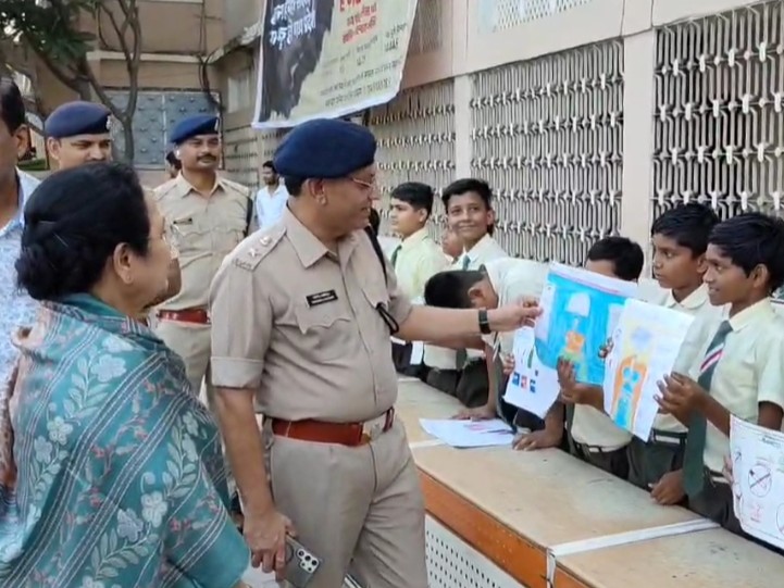 बुरहानपुर में एसपी ने सेवासदन हायर सेकंडरी स्कूल में आयोजित कार्यक्रम में भाग लेकर विद्यार्थियों से चर्चा की।