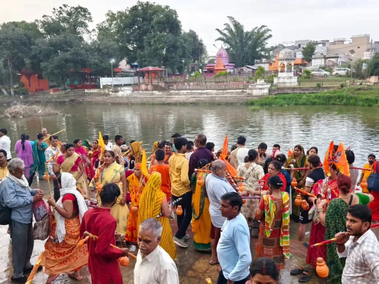 हजारों श्रद्धालुओं ने सीवन नदी के जल से किया शिव का अभिषेक।