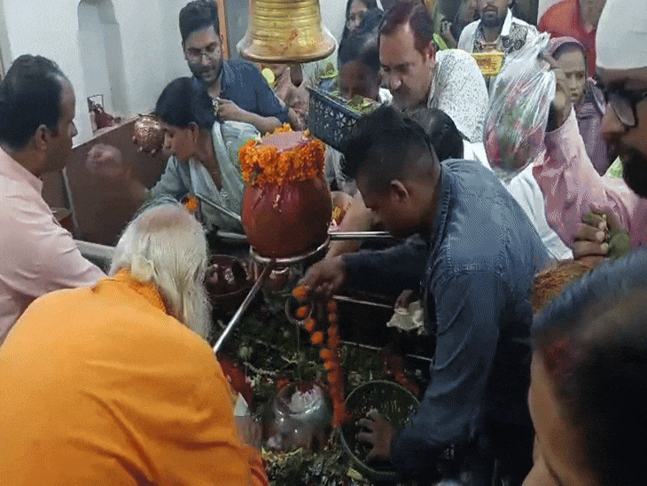 शिवभक्तों ने एक-एक कर जलाभिषेक किया।