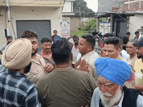 गुस्साए पारिवारिक सदस्यों को समझाते हुए पुलिस अधिकारी।