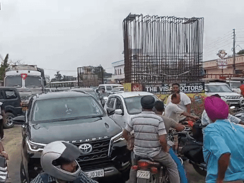 बच्चे के पारिवारिक सदस्यों द्वारा जाम किया गया हाईवे।