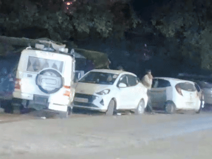 अस्पताल के बाहर पुलिस के वाहनों की कतार लगी हैं।