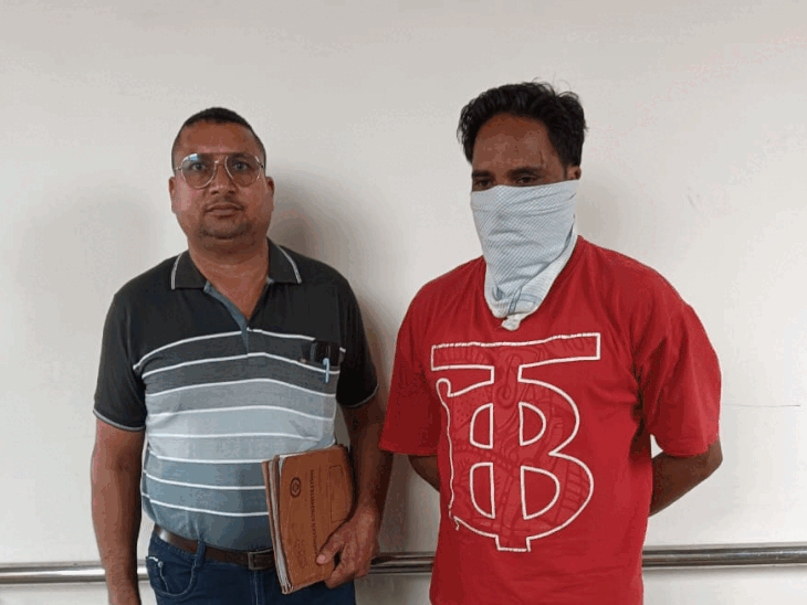 आरोपी को लेकर जाती पुलिस।