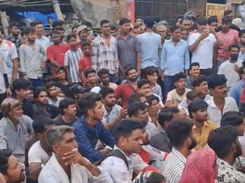 A large number of people have frozen on the Agra-Jaipur highway from 9 am on Monday to demand the arrest of the young man's killer.