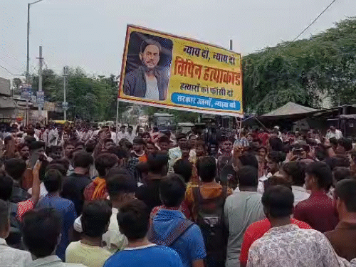 The protesters have closed the Agra-Jaipur highway demanding 50 lakh rupees compensation, demanding government job to the deceased dependent.