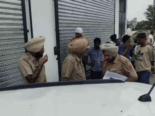 घटनास्थल पर पड़ी कार की जांच करते हुए पुलिस।