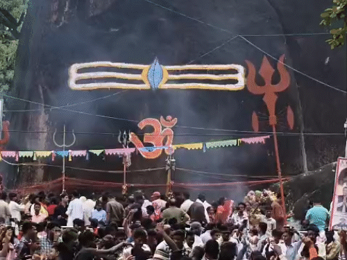 प्रसिद्ध भूतेश्वर-धाम में भक्ति गीत पर झूमे श्रद्धालु।