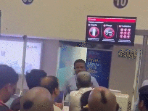 वीडियो में कई यात्री इंडिगो के काउंटर एयरलाइन के स्टाफ से बहस करते दिख रहे हैं।