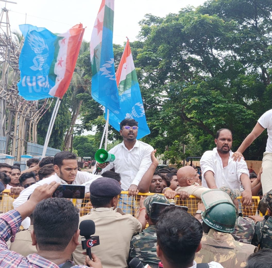 उदित प्रधान फकीर मोहन कॉलेज में छात्रा के आत्मदाह के मामले में ओडिशा सरकार के विरोध में आयोजित प्रदर्शन में भी शामिल हुए थे।