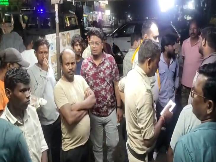 बच्चियों को रोती देखकर लोगों ने पुलिस को दी जानकारी।