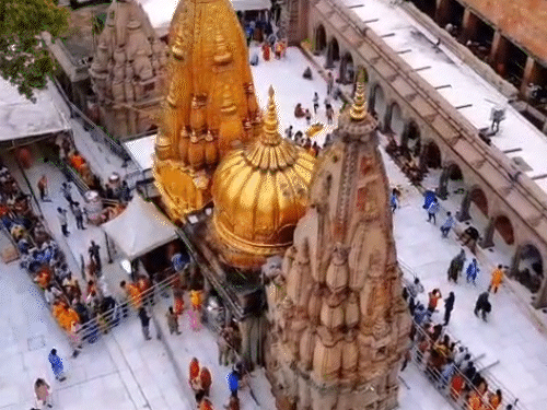 यह बाबा विश्वनाथ मंदिर की ड्रोन तस्वीर है। सुबह से दर्शन के लिए कतार लगी हुई है।