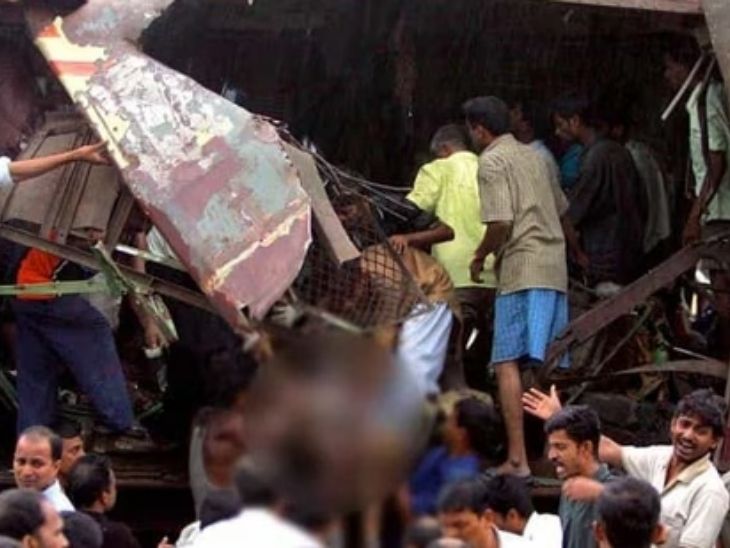 स्थानीय लोगों ने सबसे पहले घायलों का रेस्क्यू किया। ट्रेन के टुकड़ों के बीच से घायलों को निकाला गया।