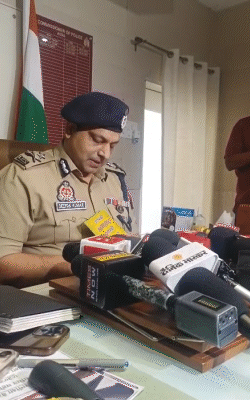 Agra Police Commissioner Deepak Kumar held a press conference in the entire case.