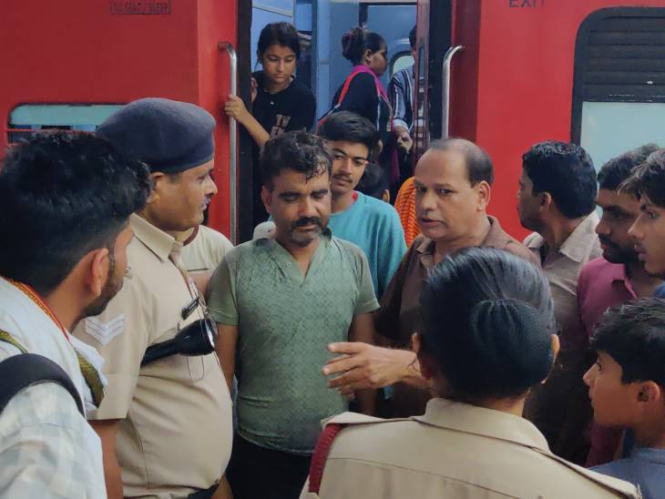 यात्रियों ने बदमाश को पकड़ कर जीआरपीएफ को सौंपा दिया।