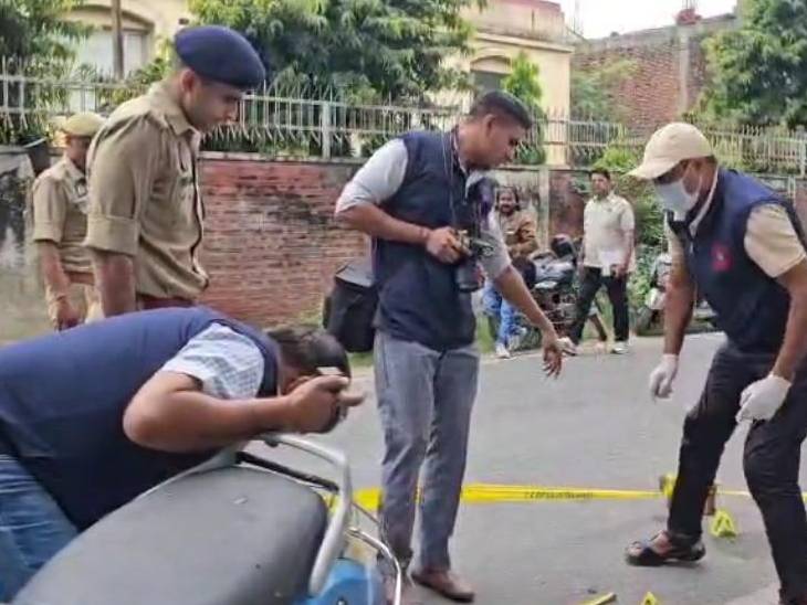 ये तस्वीर फारेंसिक की टीम के मौके से साक्ष्य जुटाने के दौरान की है।