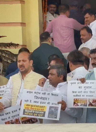 Congress and RJD MLAs in Portico shouting slogans against the government together.