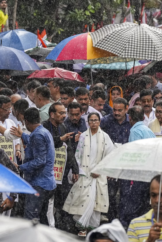 तस्वीर 16 जुलाई की है, बंगालियों से भेदभाव पर CM ममता बनर्जी के पैदल मार्च निकाला था।