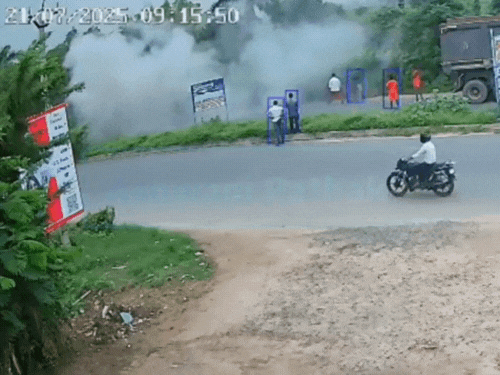The Kanwari passing by the road ran the dumper driver and stoned. But he escaped.