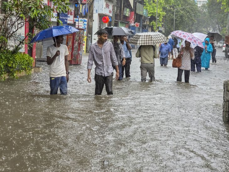मुंबई में सोमवार को बारिश के कारण सड़कों पर 2 फीट तक पानी भर गया।