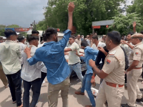 प्रदर्शन कर रहे कार्यकर्ताओं ने पुलिस की गाड़ी का घेराव कर दिया। - Dainik Bhaskar