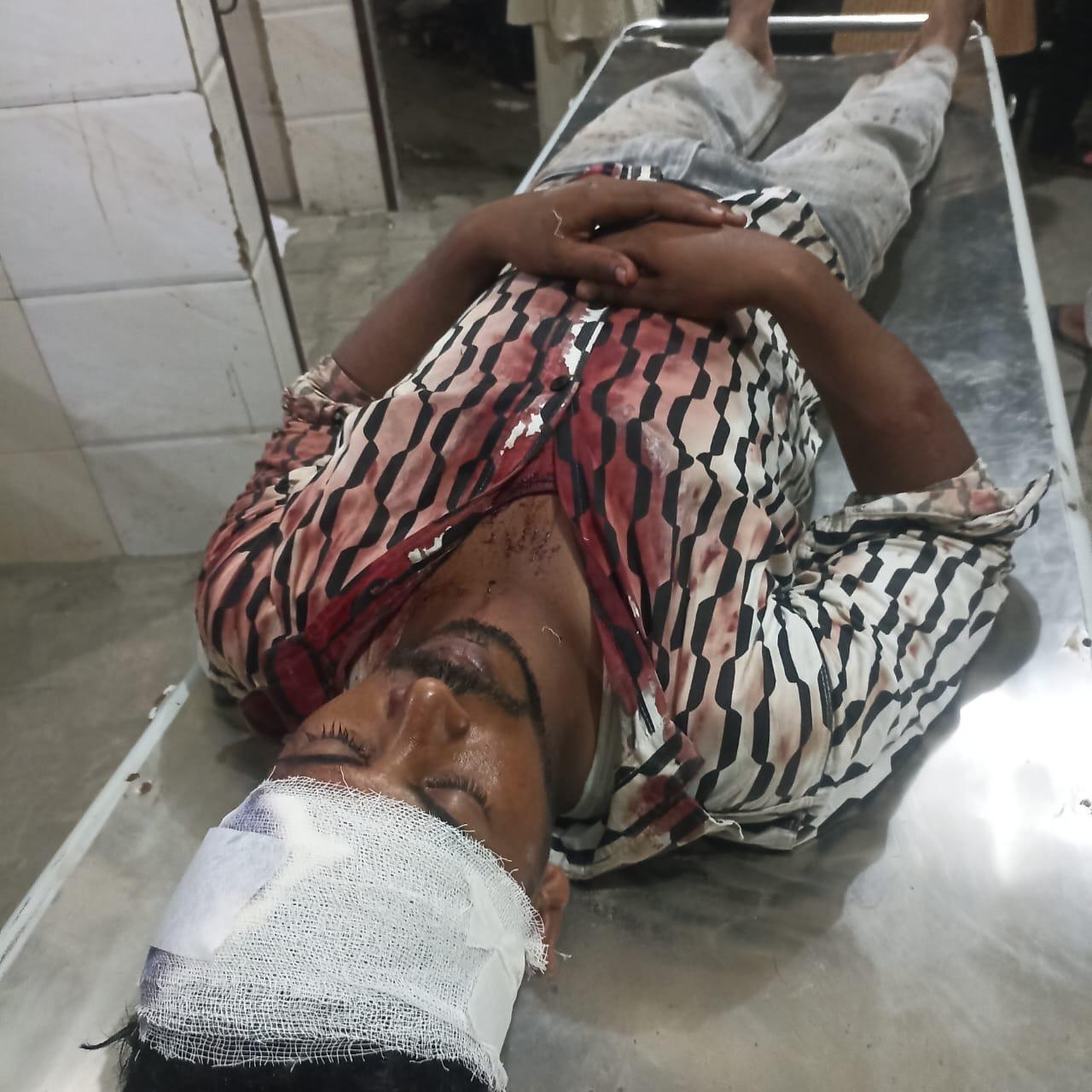 अस्पताल में उपचाराधीन घायल युवक।
