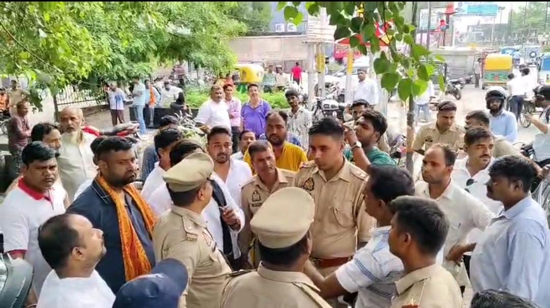 चिकन पिज्जा को लेकर हंगामा पुलिस मौके पर