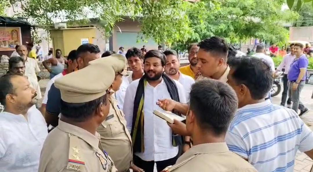 पुलिस से बातचीत करते हिन्दू युवा वाहिनी के कार्यकर्ता