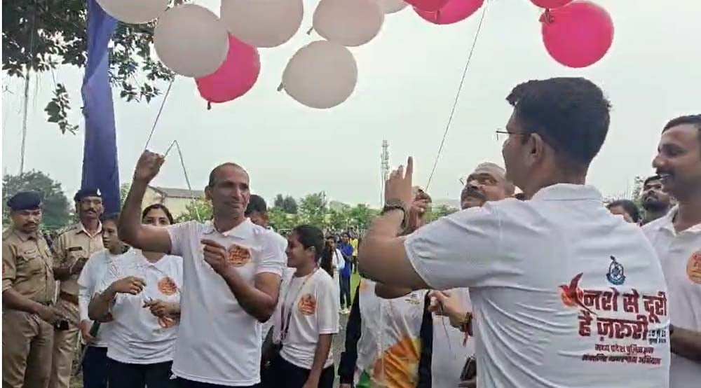 नशे से दूर का संदेश के दौरान आईजी, डीआईजी और एसपी ने गुब्बारे छोड़े।