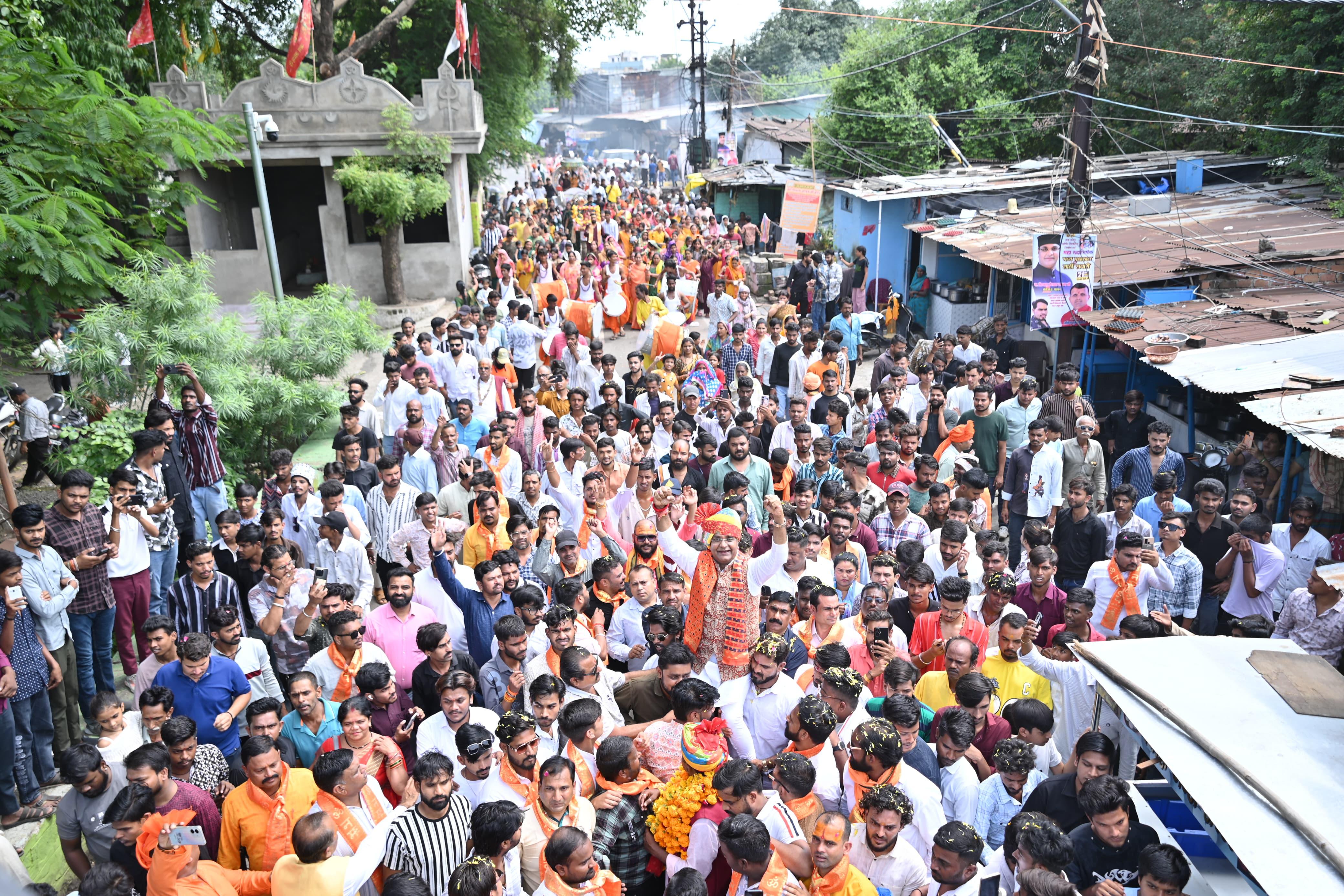 बड़ी संख्या में पहुंचे श्रद्धालु।