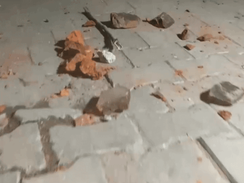 गांव की गलियों में बिखरे पड़ी ईंट व पत्थर।