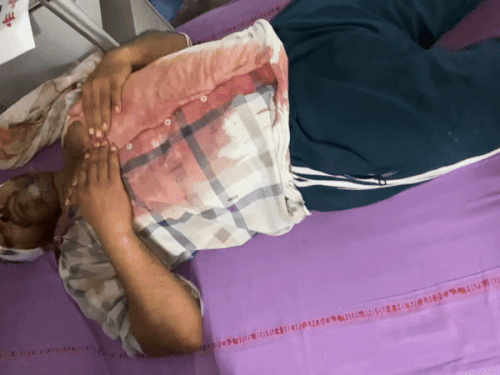 अस्पताल में उपचाराधीन वकील।