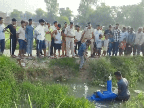 डॉ. भीमराव आंबेडकर की प्रतिमा को तोड़कर नहर में फेंक दिया।