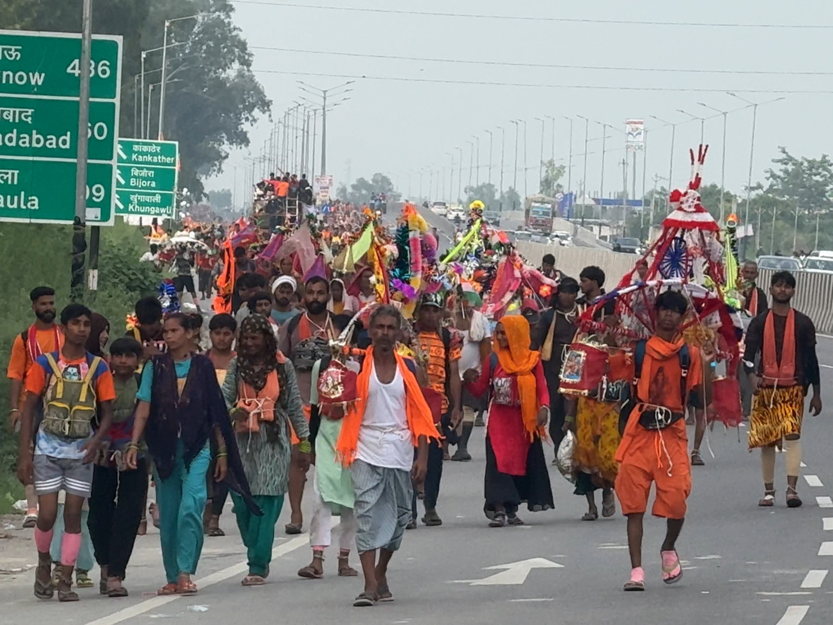 हरिद्वार और बृजघाट से लौट रहे श्रद्धालुओं की भीड़ बढ़ी है। - Dainik Bhaskar