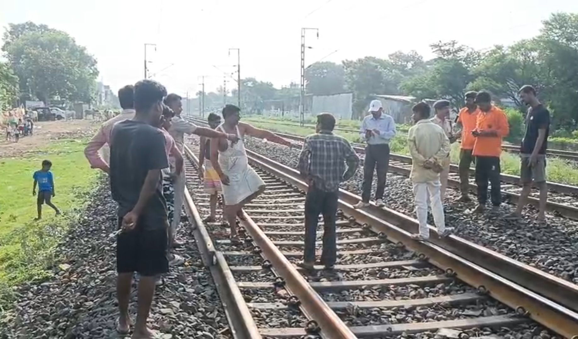 घटनास्थल पर जांच करती हुई रेल पुलिस।