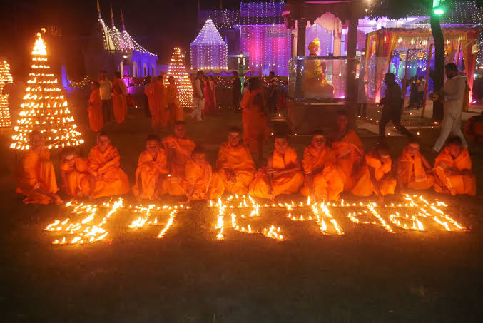 बटुकों ने जलाया दीप।