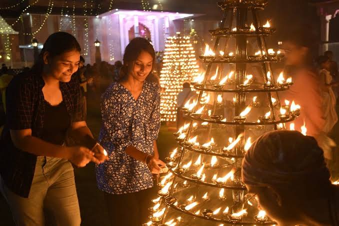 श्रद्धालुओं ने दीपों की माला को जलाया।