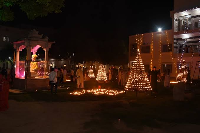 पूरा मंदिर दीपों से जगमगाया।