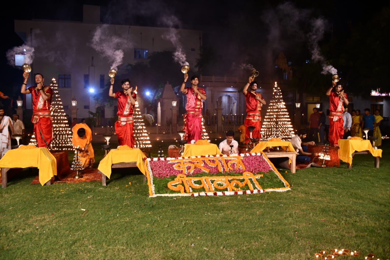 करपात्री दीपोत्सव का आयोजन ने हजारों श्रद्धालु शामिल हुए।